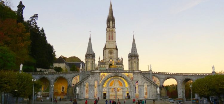 Conheça o Santuário de Nossa Senhora de Lourdes e o caminho de Lourdes, na França