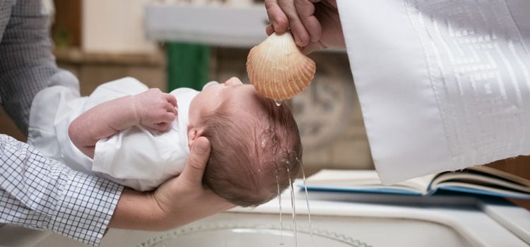 O sacramento do Batismo e a importância da escolha dos padrinhos