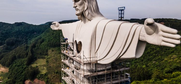 Sabe onde fica a maior estátua de Cristo do mundo? Ela está sendo construída no Brasil e você pode ver fotos impressionantes aqui