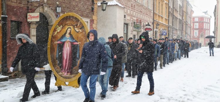 Nem o clima congelante de Varsóvia é capaz de esfriar a fé desses homens que rezam pela paz