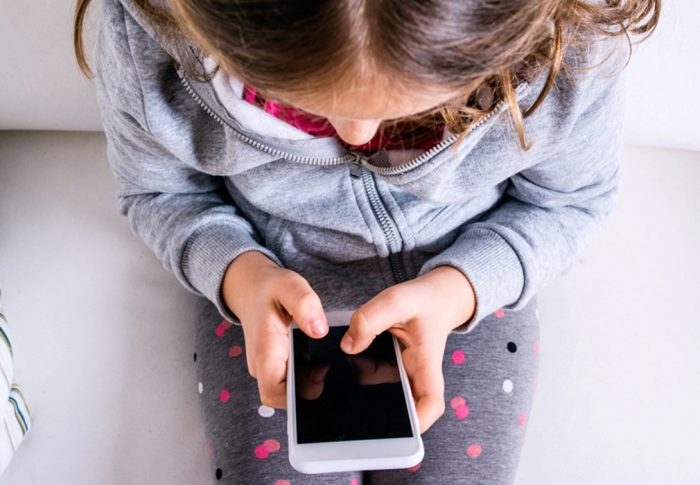 Você acha correta a atitude dos pais que deixam as crianças no celular o dia inteiro?