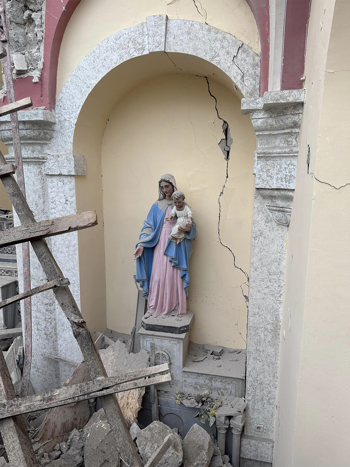 Nossa Senhora permanece de pé em meio aos escombros do terremoto na Turquia e Síria