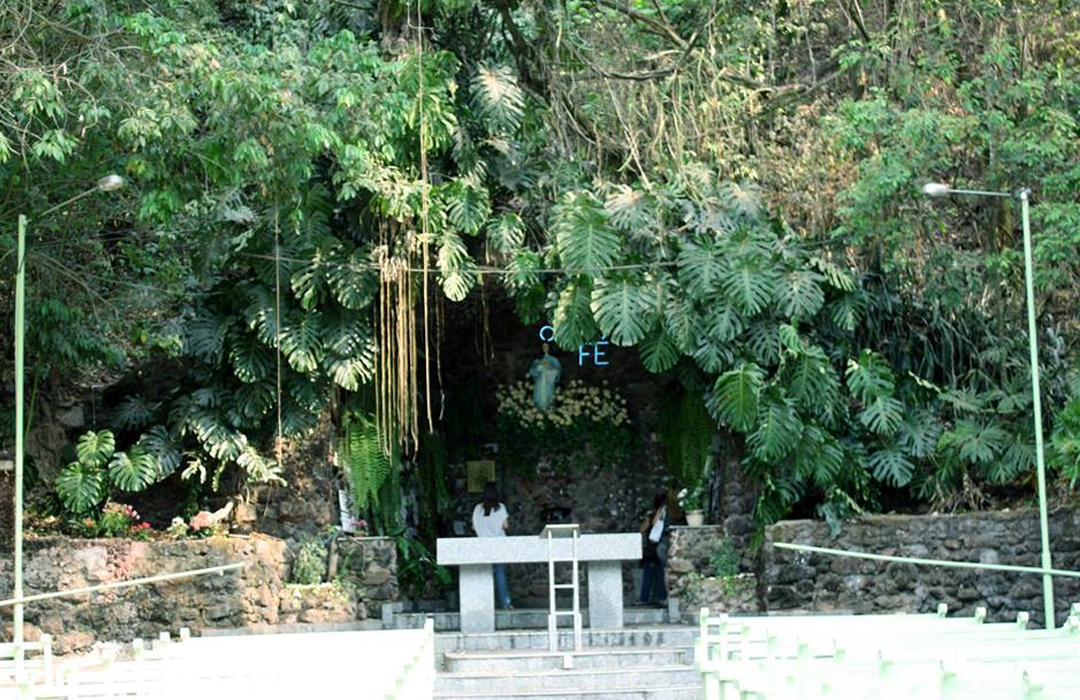 Altar na gruta de Nossa Senhora de Itaúna 